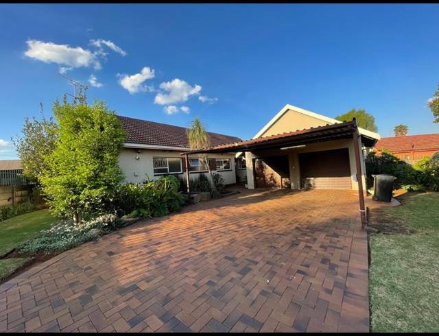 4 BEDROOM HOUSE FOR SALE IN ESTHER PARK